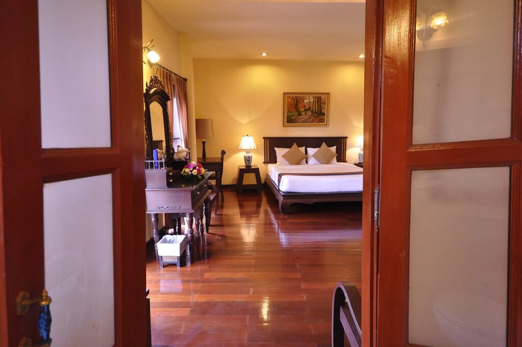 Phuwanalee-deluxe-Building