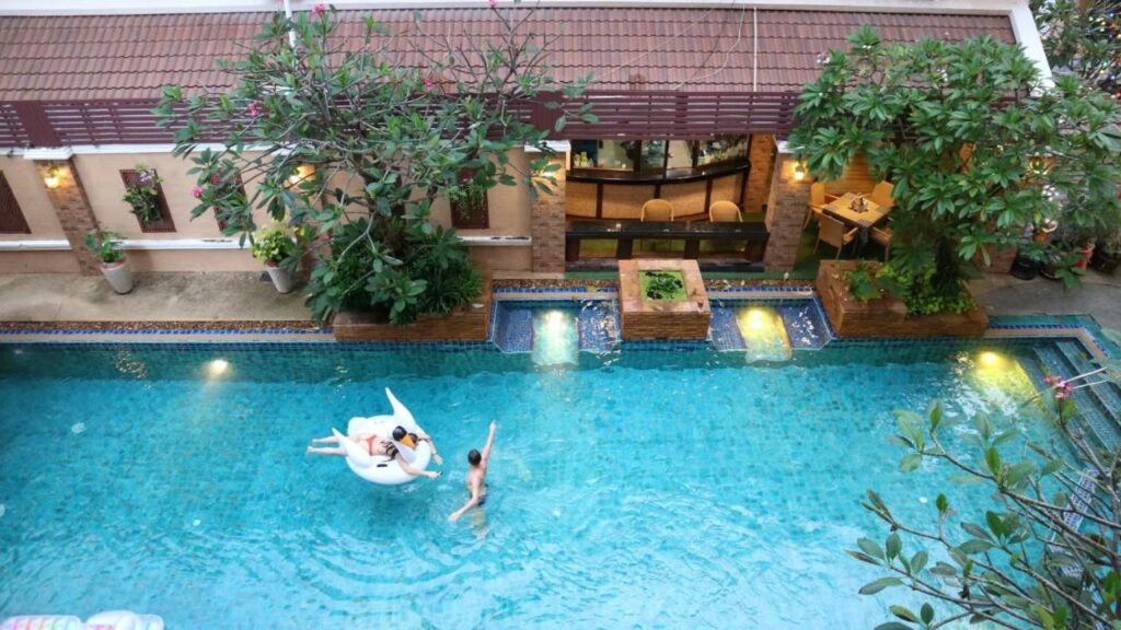 Aiyaree Place Hotel Pattaya swimming pool 05