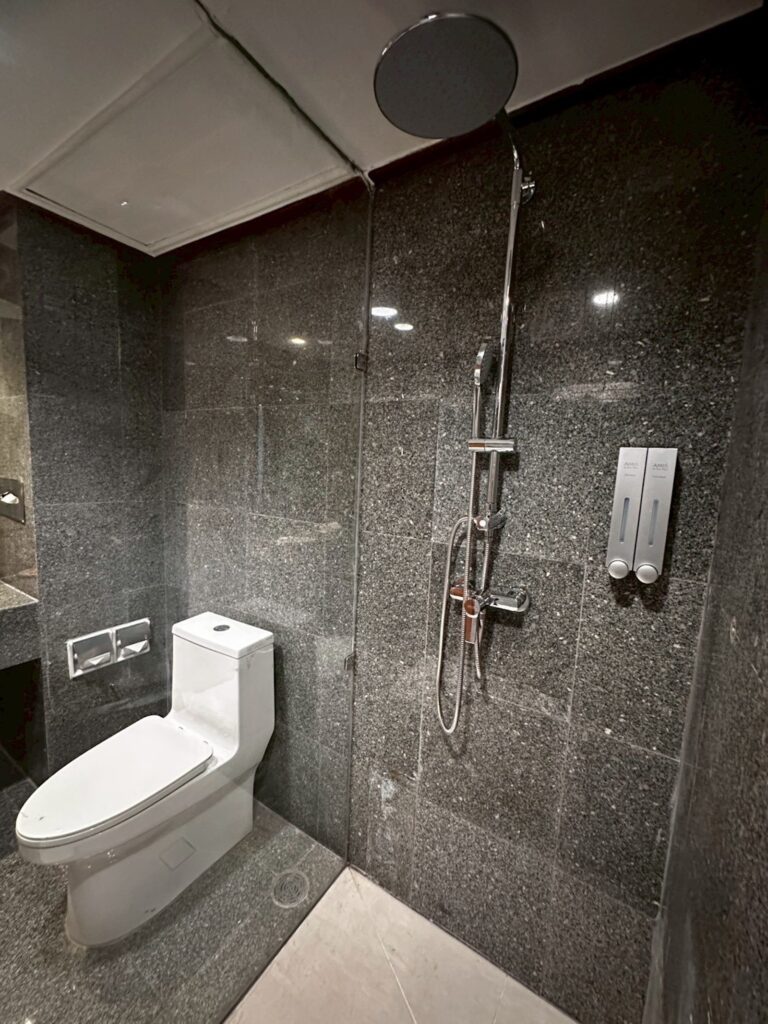 Amis-Residence-Standard-Room-Bathroom-01