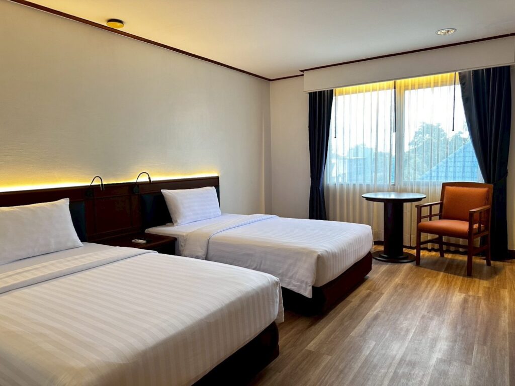Amis-Residence-Standard-Room-Bedroom-01
