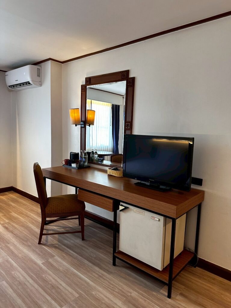Amis-Residence-Standard-Room-Bedroom-02