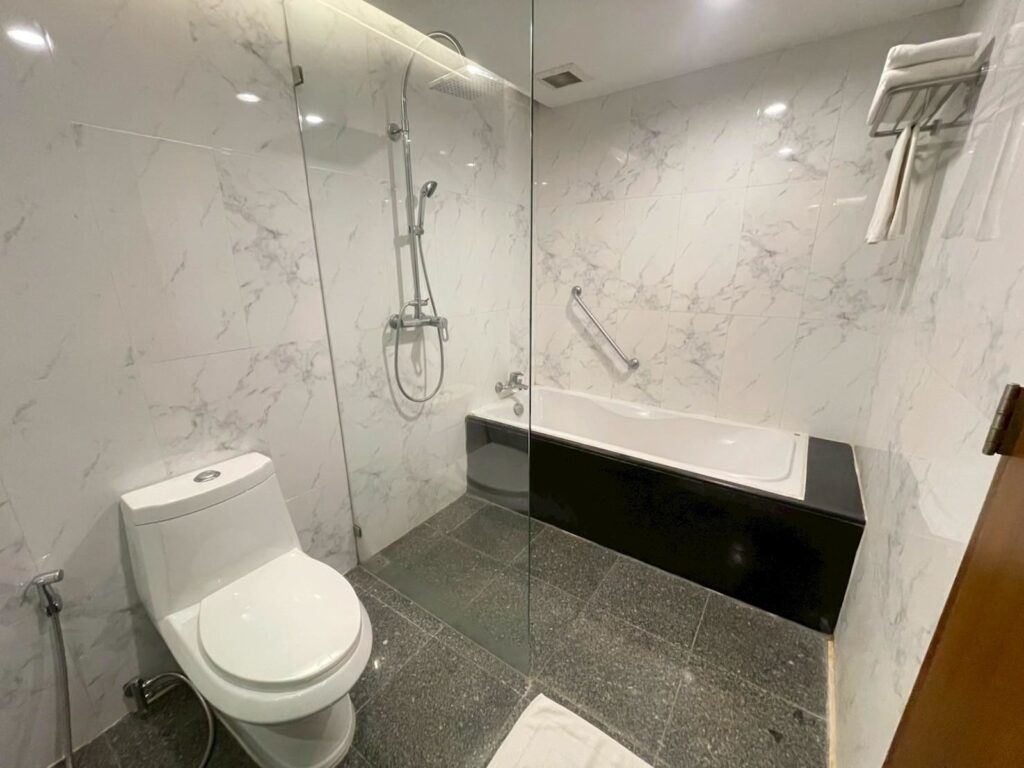 Amis-Residence-Studio-Room-Bathroom-01