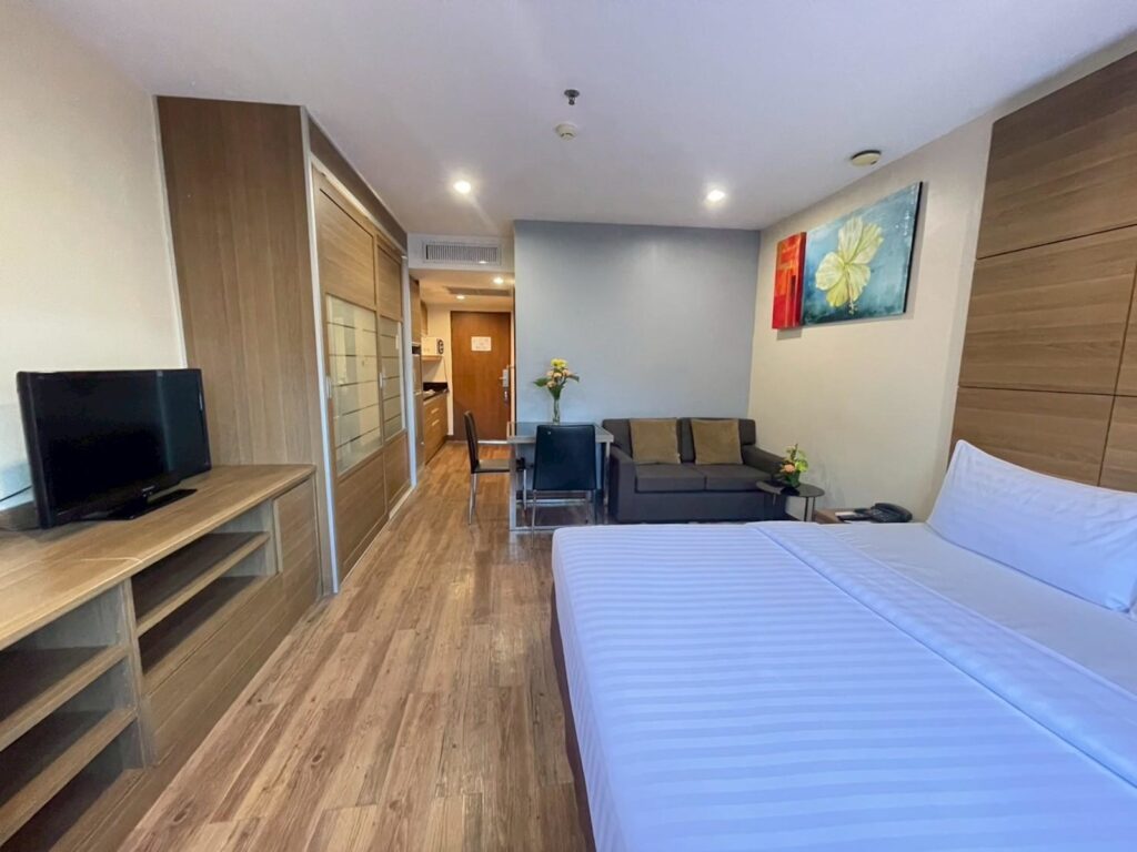 Amis-Residence-Studio-Room-Bedroom-02