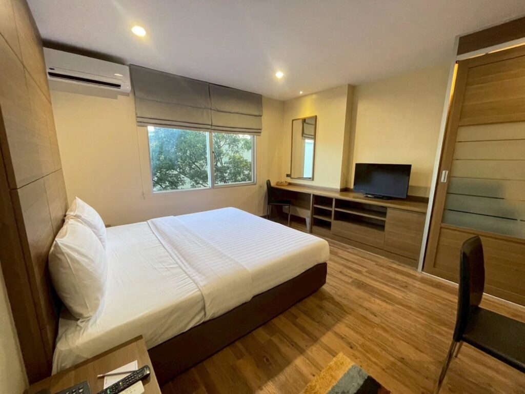 Amis-Residence-Studio-Room-Bedroom-03