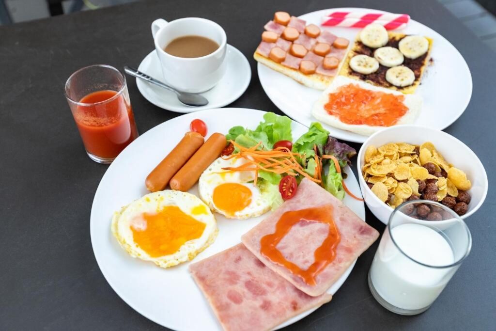 Baan-Kun-Mhor-Hostel-Food