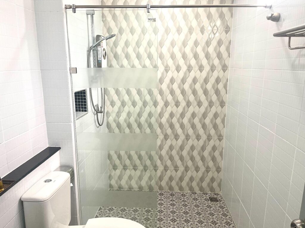 Chainat-Grand-Deluxe-Double -Room-Bathroom01