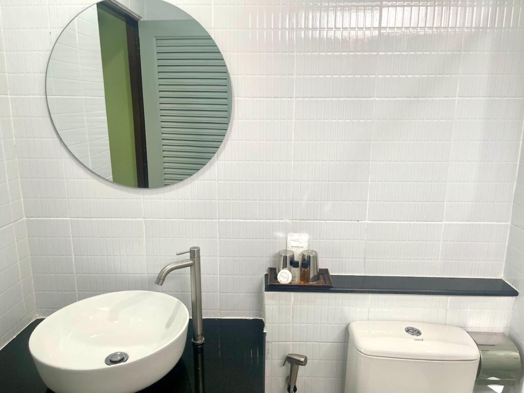 Chainat-Grand-Deluxe-Double -Room-Bathroom02