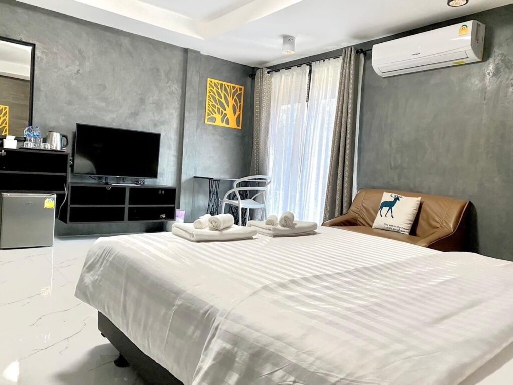 Chainat-Grand-Deluxe-Double -Room-Bedroom01