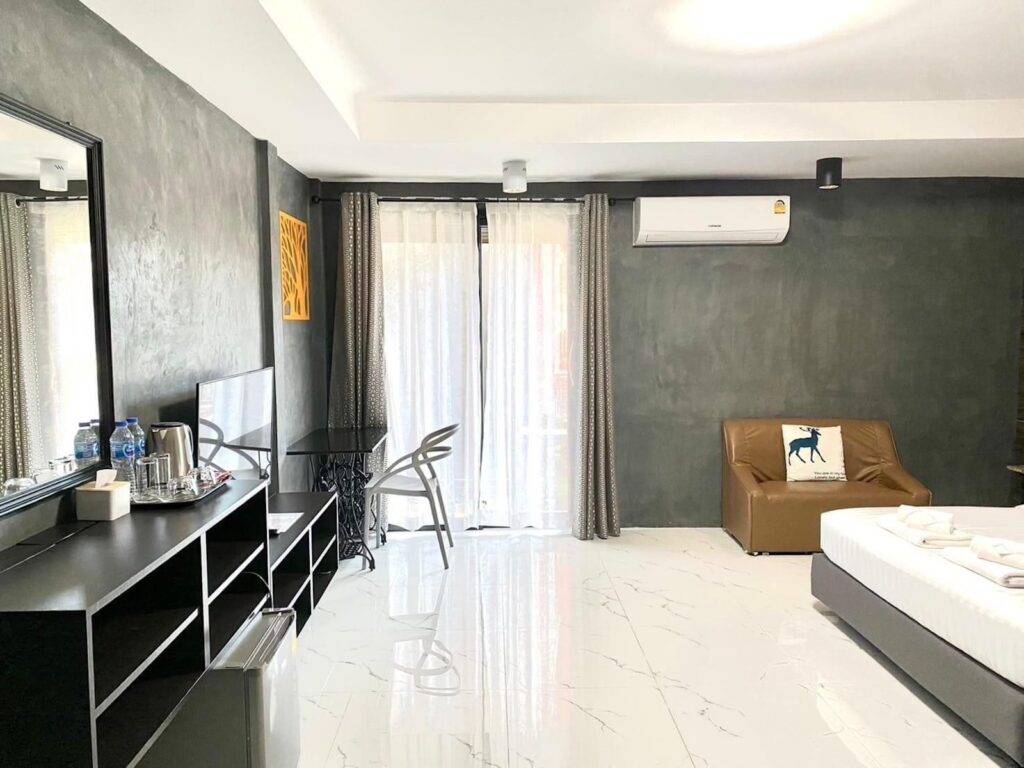 Chainat-Grand-Deluxe-Double -Room-Bedroom06