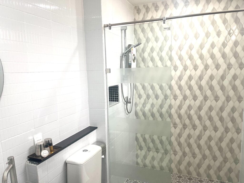 Chainat-Grand-Deluxe-Twin-Room-Bathroom02