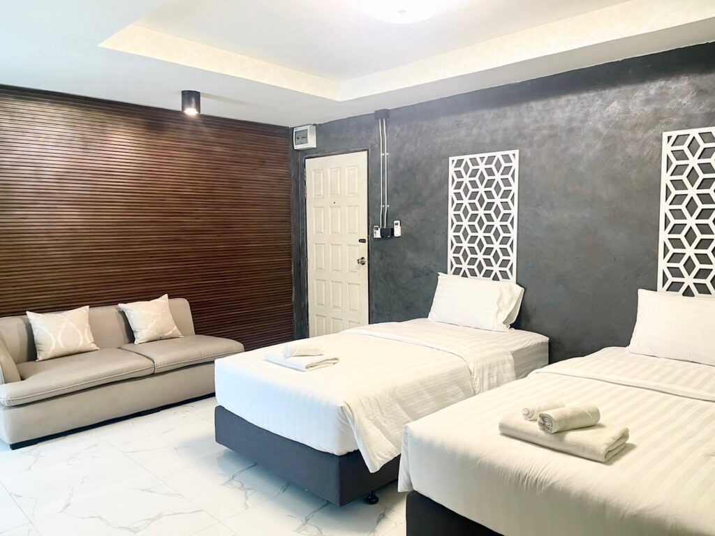 Chainat-Grand-Deluxe-Twin-Room-Bedroom03