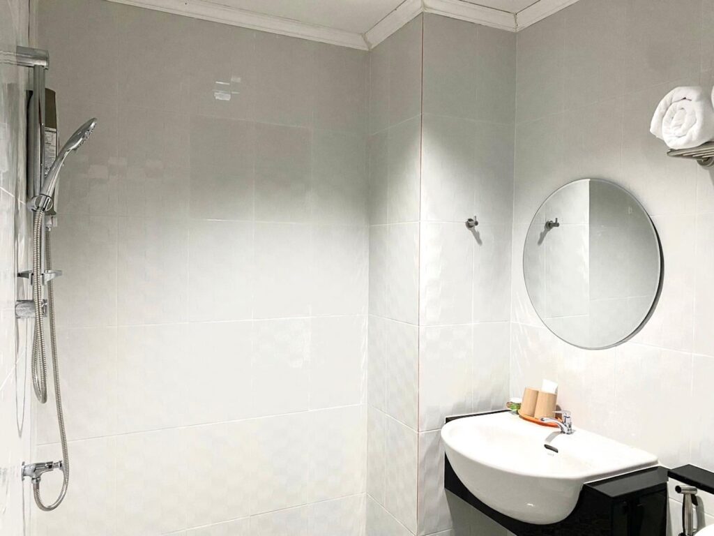 Chainat-Grand-Standard-Double -Room-Bathroom02