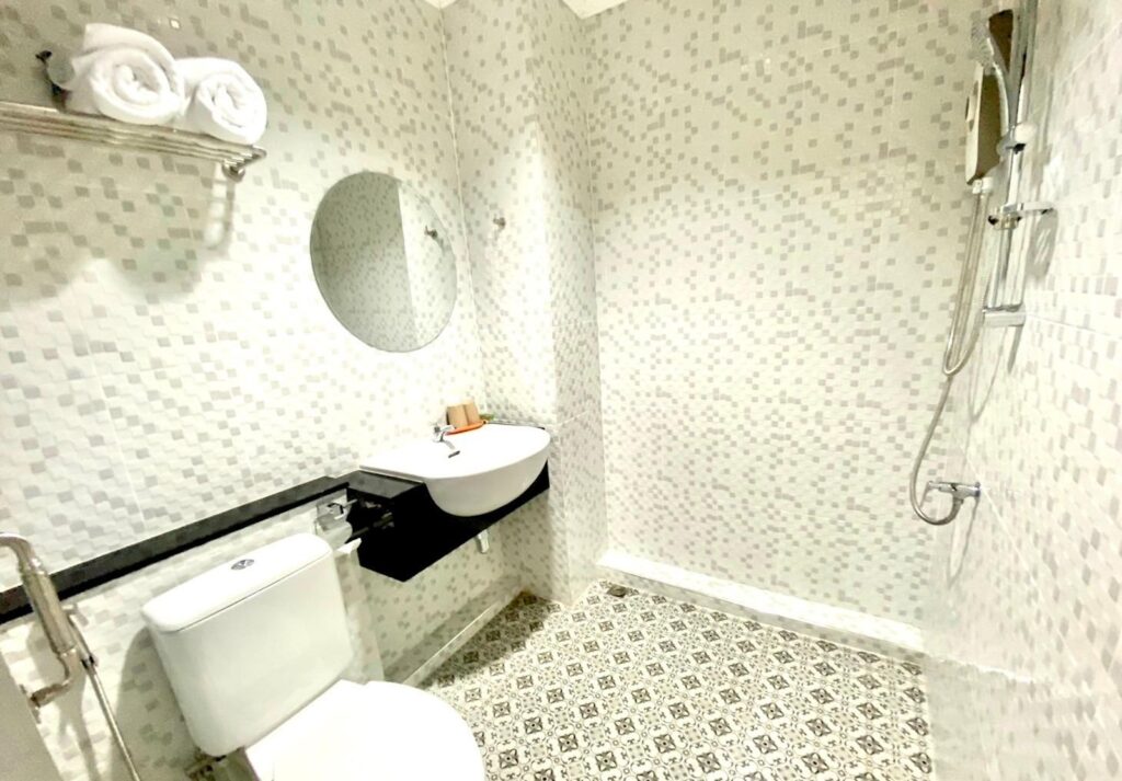 Chainat-Grand-Standard-Twin -Room-Bathroom01