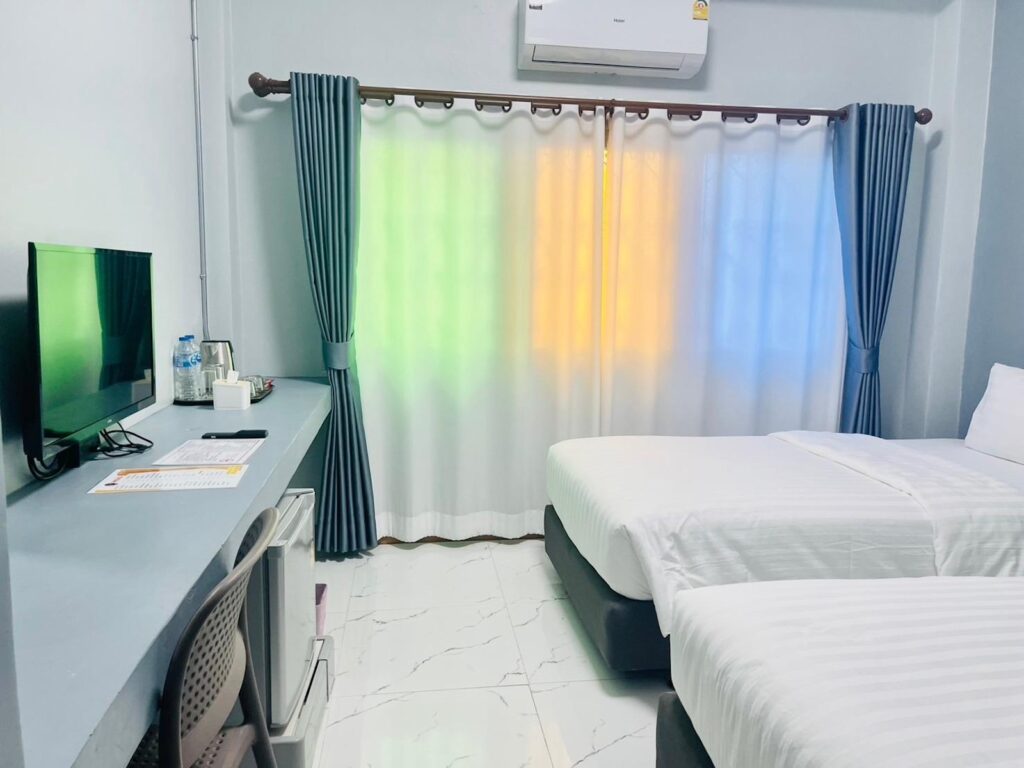 Chainat-Grand-Standard-Twin -Room-Bedroom02