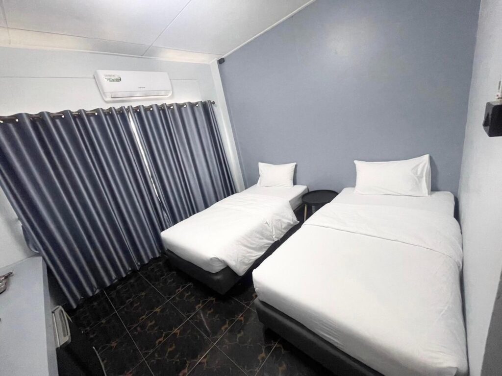 Chainat-Grand-Standard-Twin -Room-Bedroom03