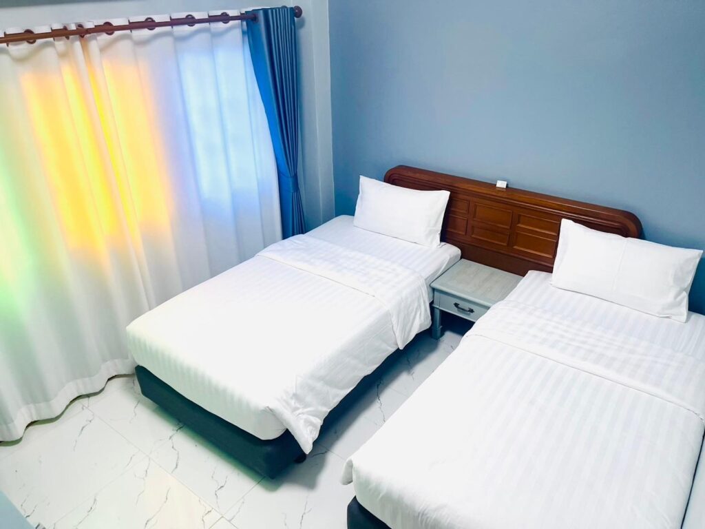 Chainat-Grand-Standard-Twin -Room-Bedroom05