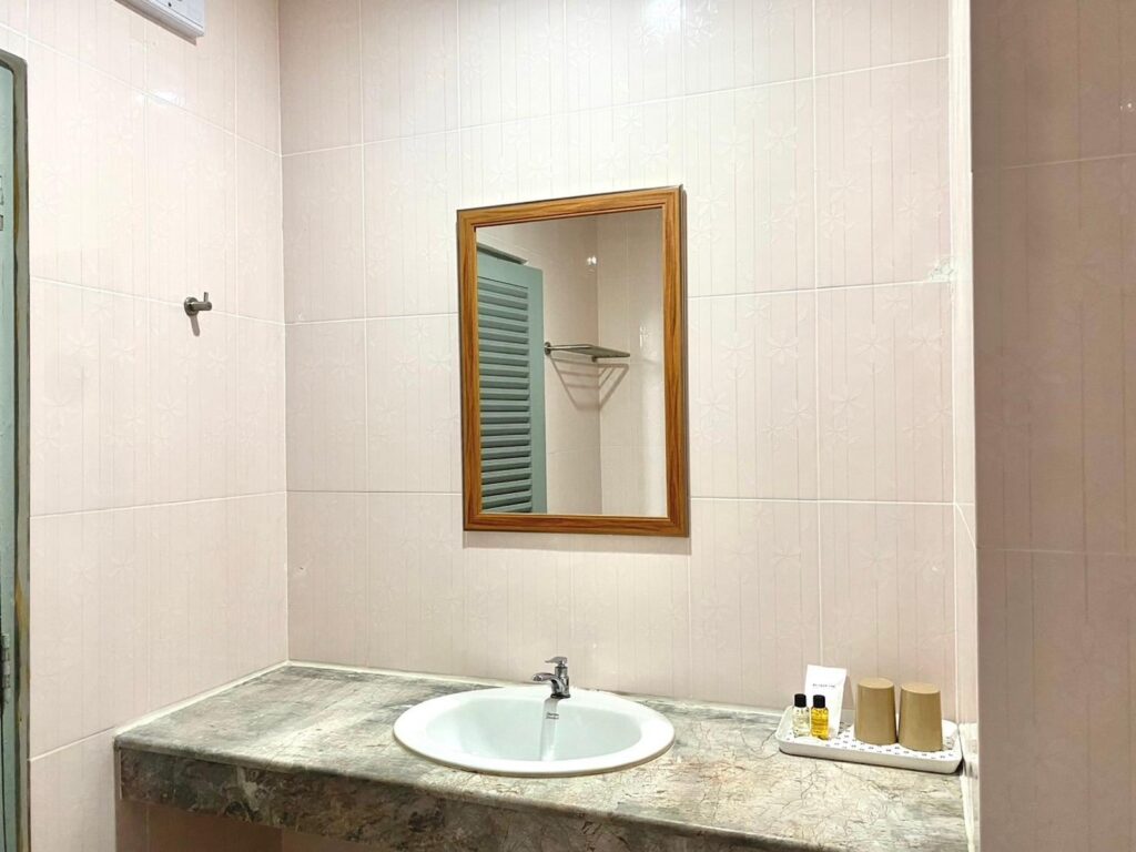 Chainat-Grand-Superior-Double-Room-Bathroom01