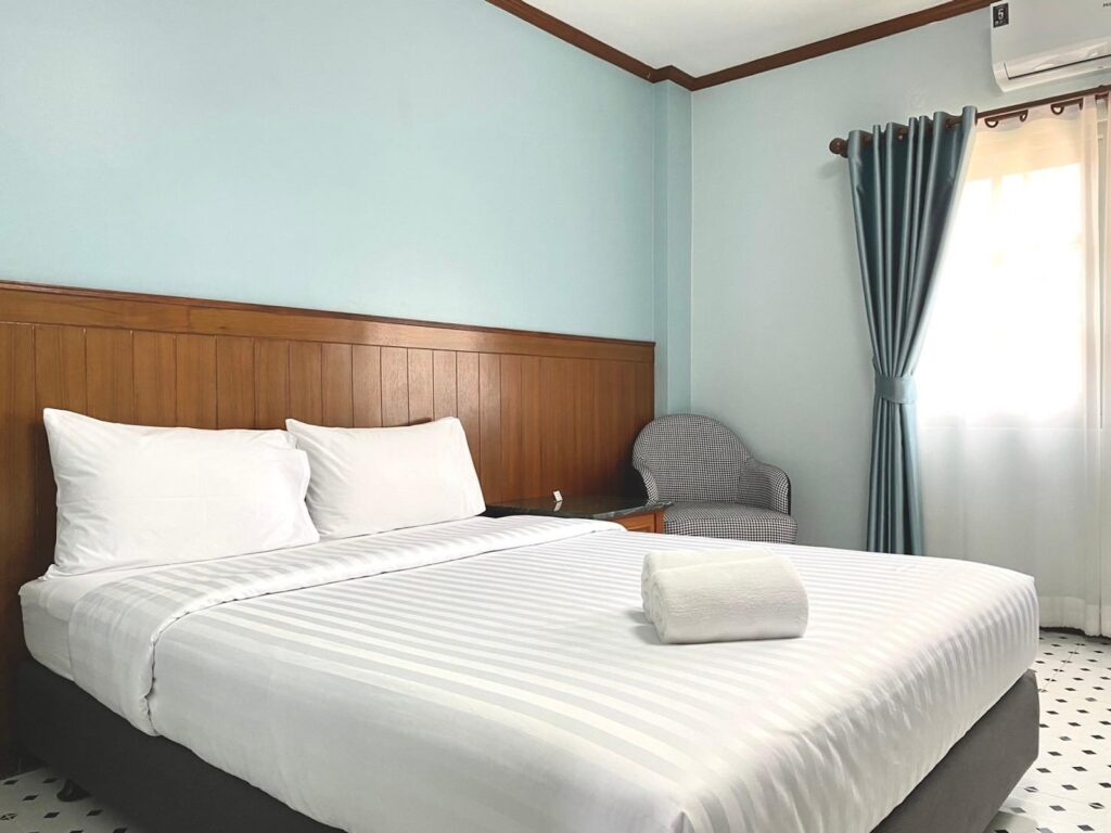 Chainat-Grand-Superior-Double-Room-Bedroom01