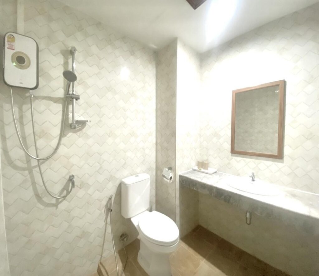 Chainat-Grand-Superior-Twin-Room-Bathroom01