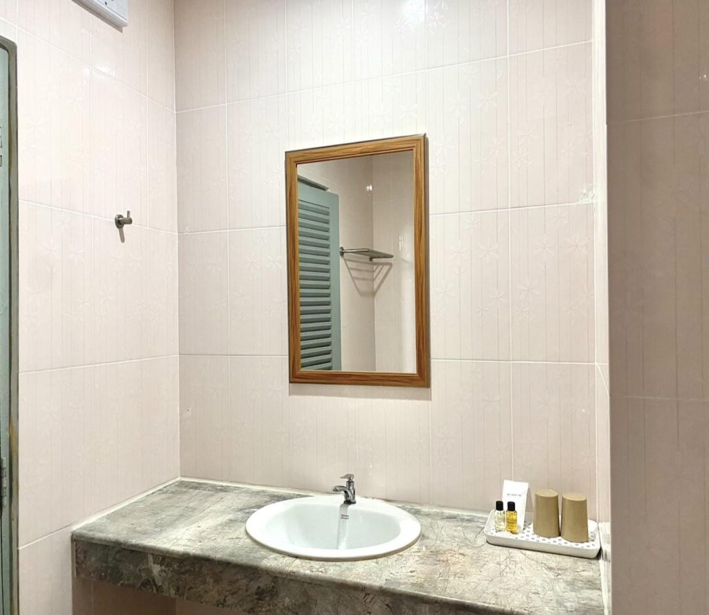 Chainat-Grand-Superior-Twin-Room-Bathroom02