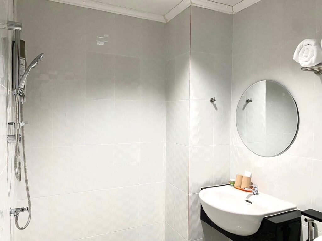 Chainat-Grand-Triple-Room-Bathroom02