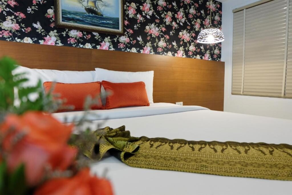 Grand-Hill-Resort-And-Spa-Deluxe-Bedroom-02