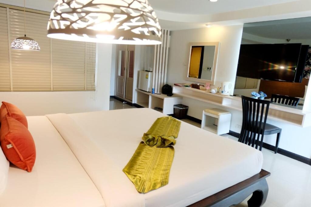 Grand-Hill-Resort-And-Spa-Deluxe-Bedroom-03