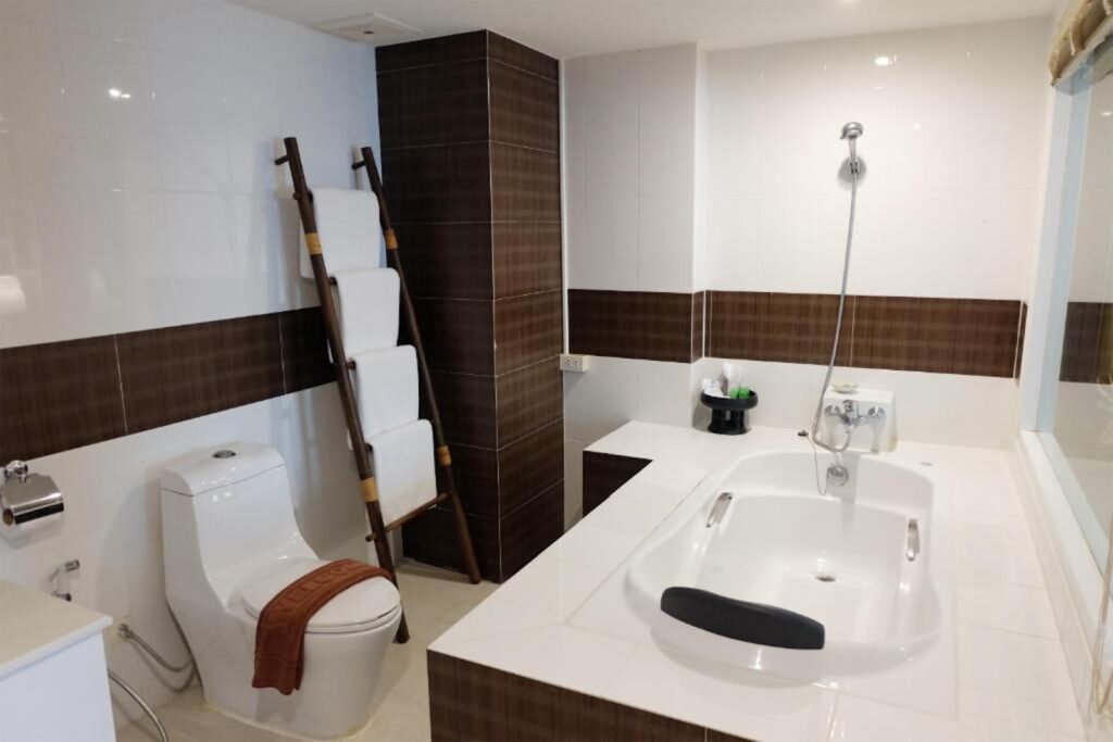 Grand-Hill-Resort-And-Spa-Suite-Bathroom-01