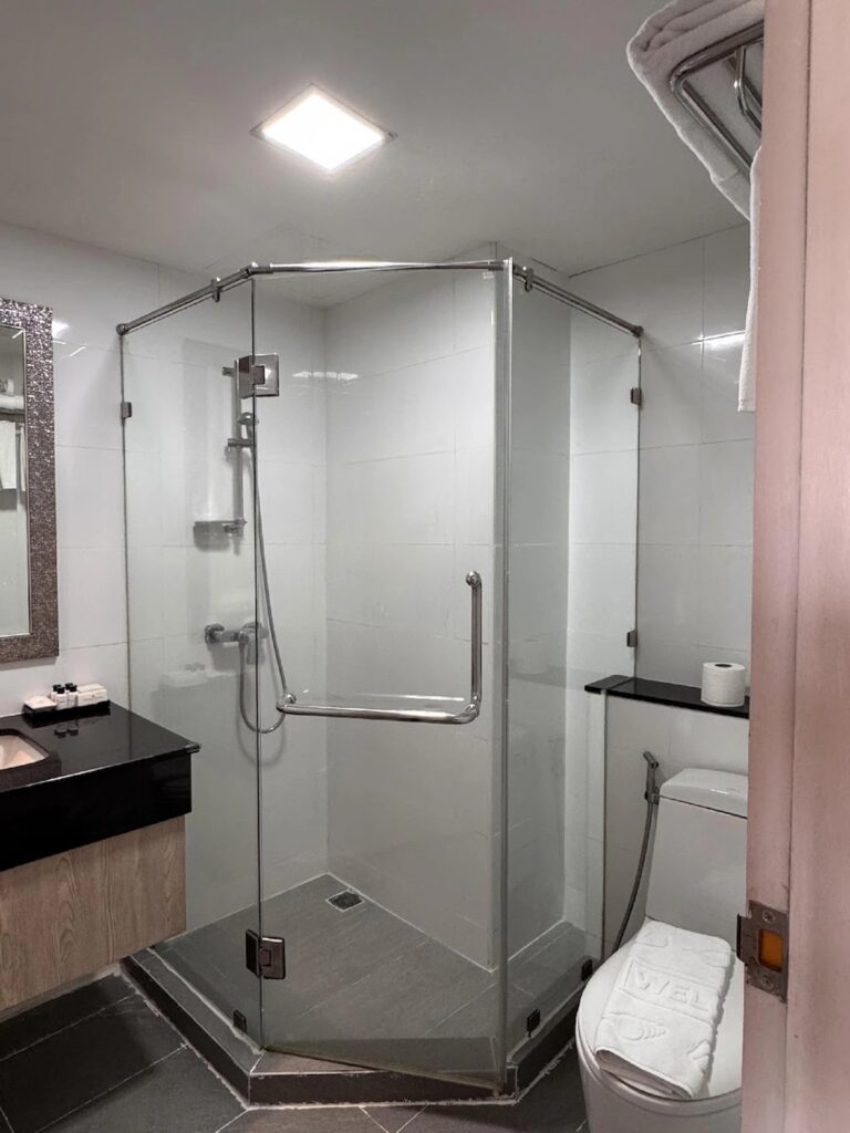 ME-THA-VA-LAI RESI-DENCE-Standard-Room-Bathroom-01