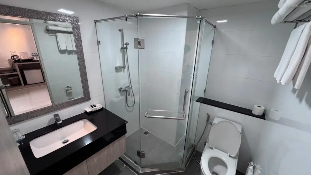 ME-THA-VA-LAI RESI-DENCE-Superior-Room-Bathroom01