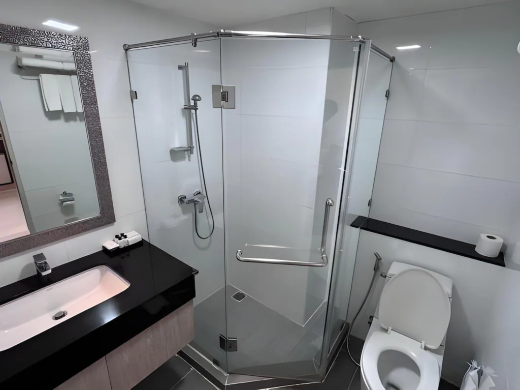 ME-THA-VA-LAI RESI-DENCE-Triple-Room-Bathroom-01