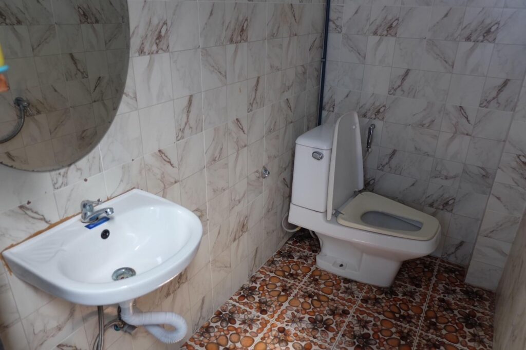 Phufah-Chainam-Deluxeroom-Bathroom-01