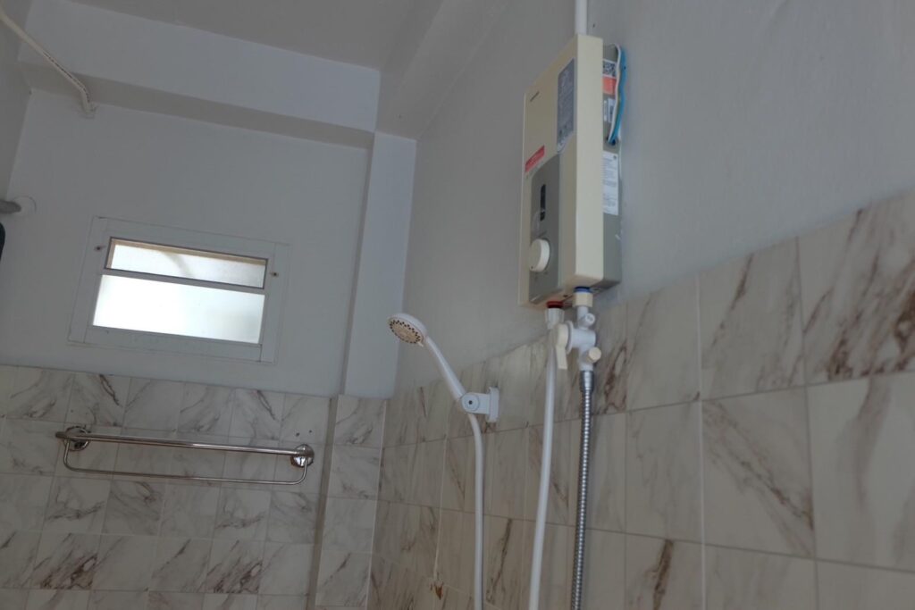 Phufah-Chainam-Deluxeroom-Bathroom-02