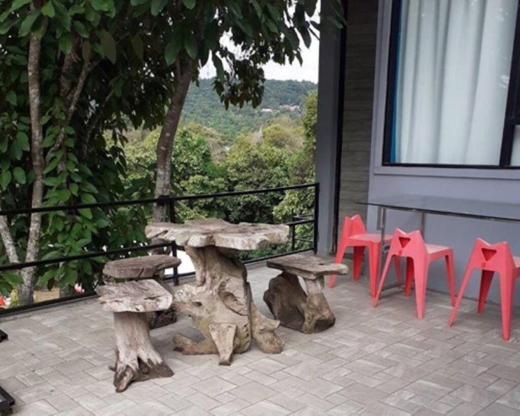 Phufah-Chainam-Standardroom-Balcony-01