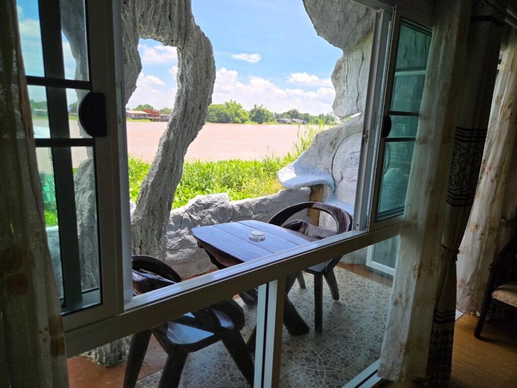 Su-Wan-Na-Deluxe-Room-With-River-View-Balcony-02