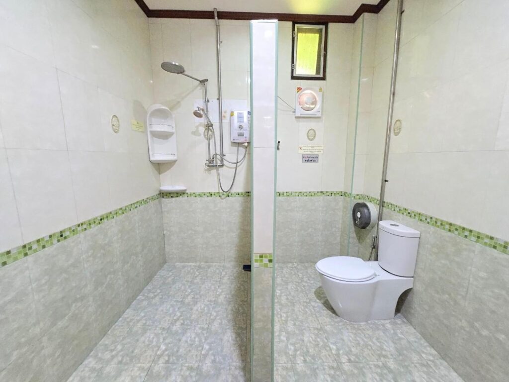 Su-Wan-Na-Deluxe-Room-With-River-View-BathRoom01
