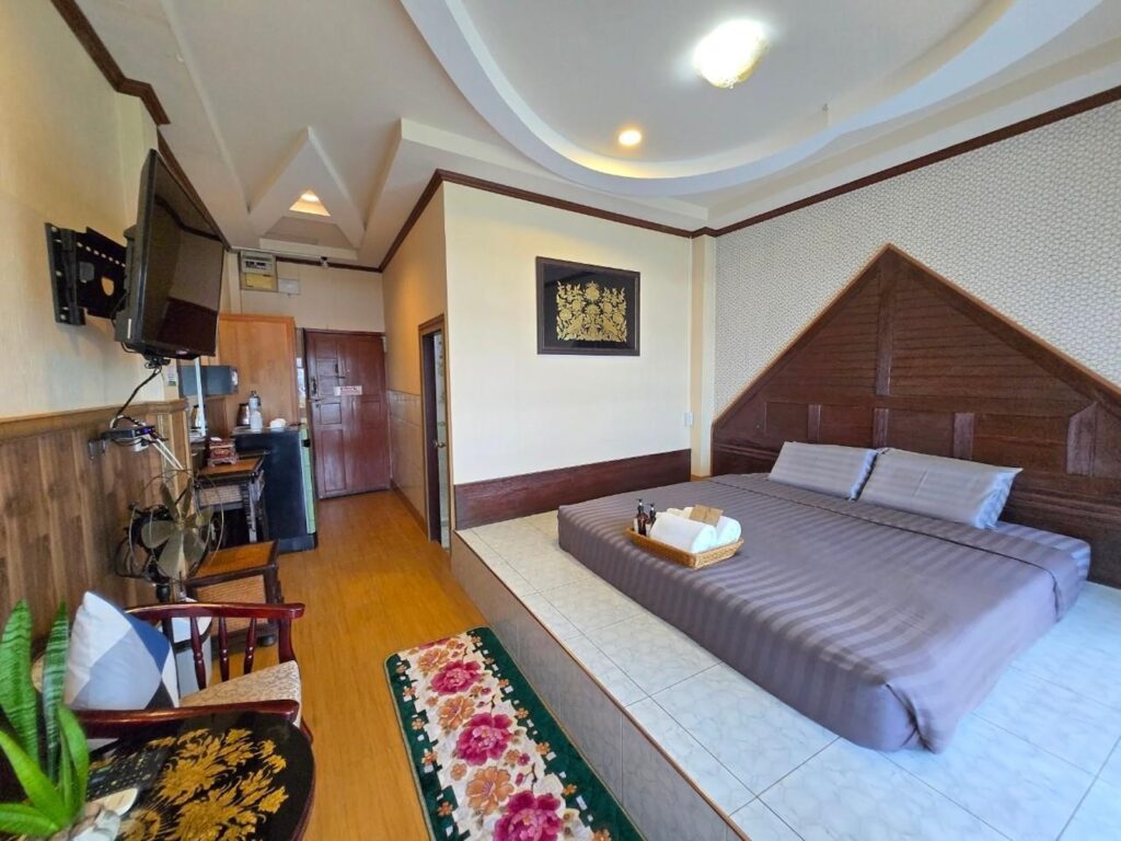 Su-Wan-Na-Deluxe-Room-With-River-View-Bedroom-01