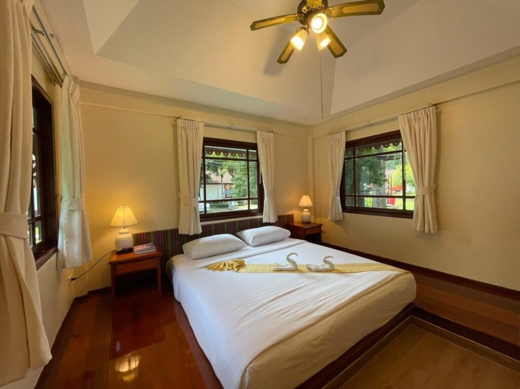 Supalai-Pasak-Deluxeroom-Bedroom-03