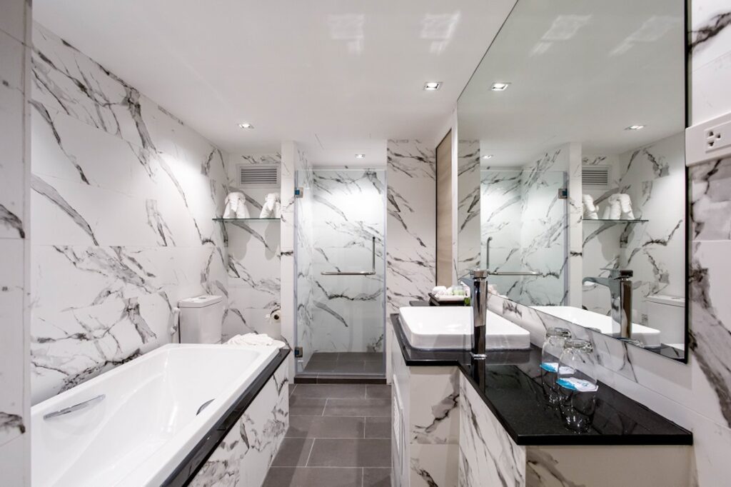 The-Cha-Am Me-tha-va-lai-Deluxe–Family-Room-Bathroom-01