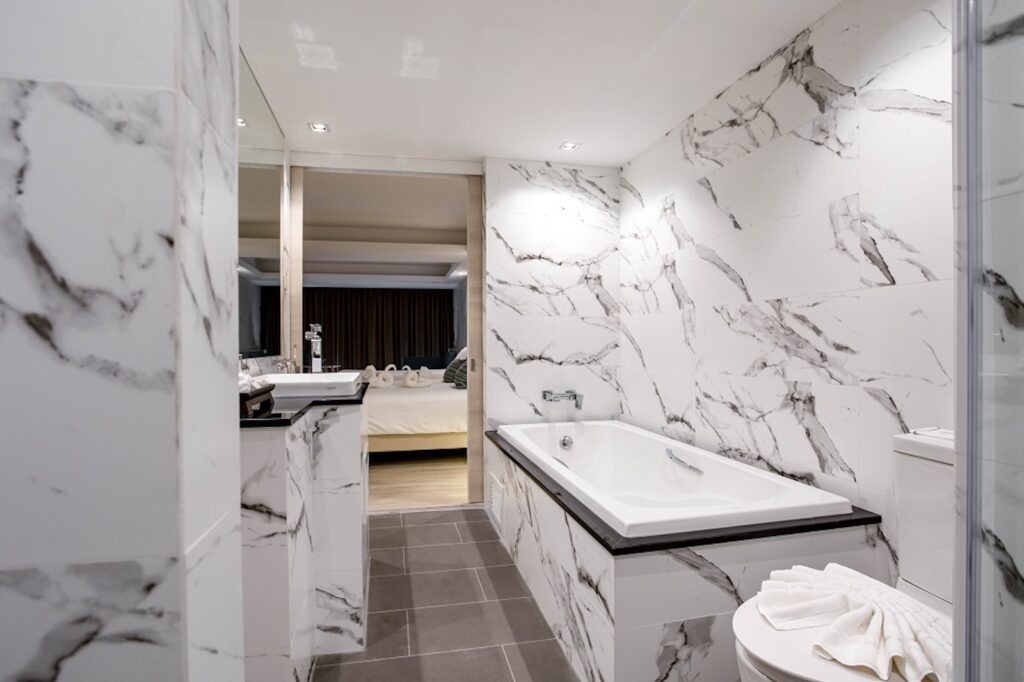 The-Cha-Am Me-tha-va-lai-Deluxe–Family-Room-Bathroom-02
