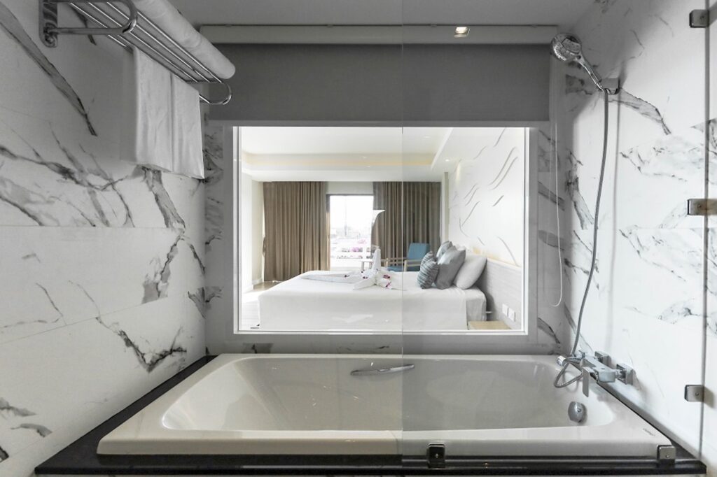The-Cha-Am Me-tha-va-lai-Deluxe-Room-Bathroom-01