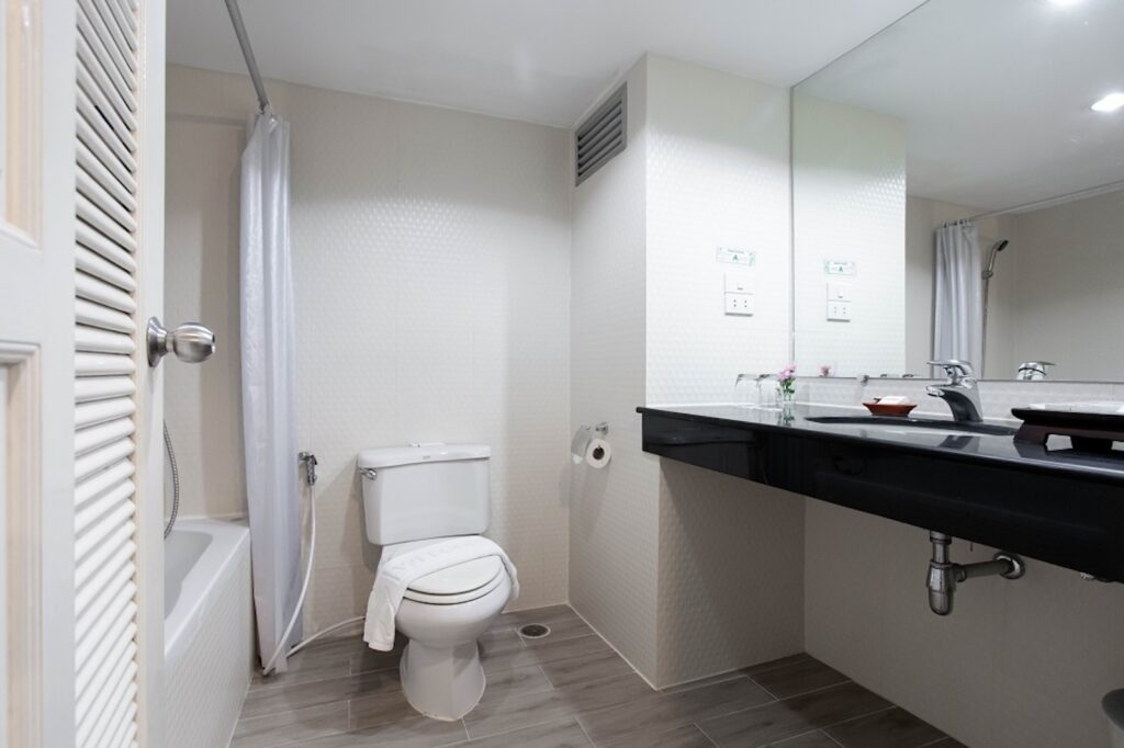 The-Cha-Am Me-tha-va-lai-Junior-Suite-Room-Bathroom-01