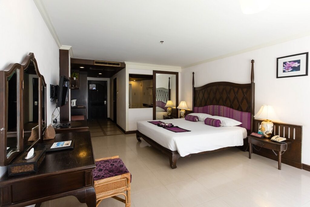 The-Cha-Am Me-tha-va-lai-Superior-Room-Bedroom-04