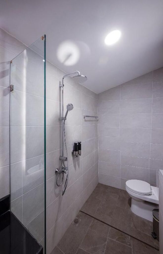 The-Cliff-Aonang-Familyroom-Bathroom01