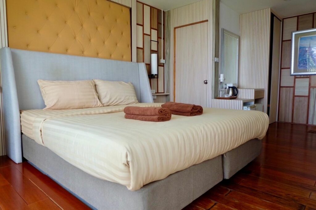 The-Resort-Angel-Hill-Deluxeroom-Bedroom-02