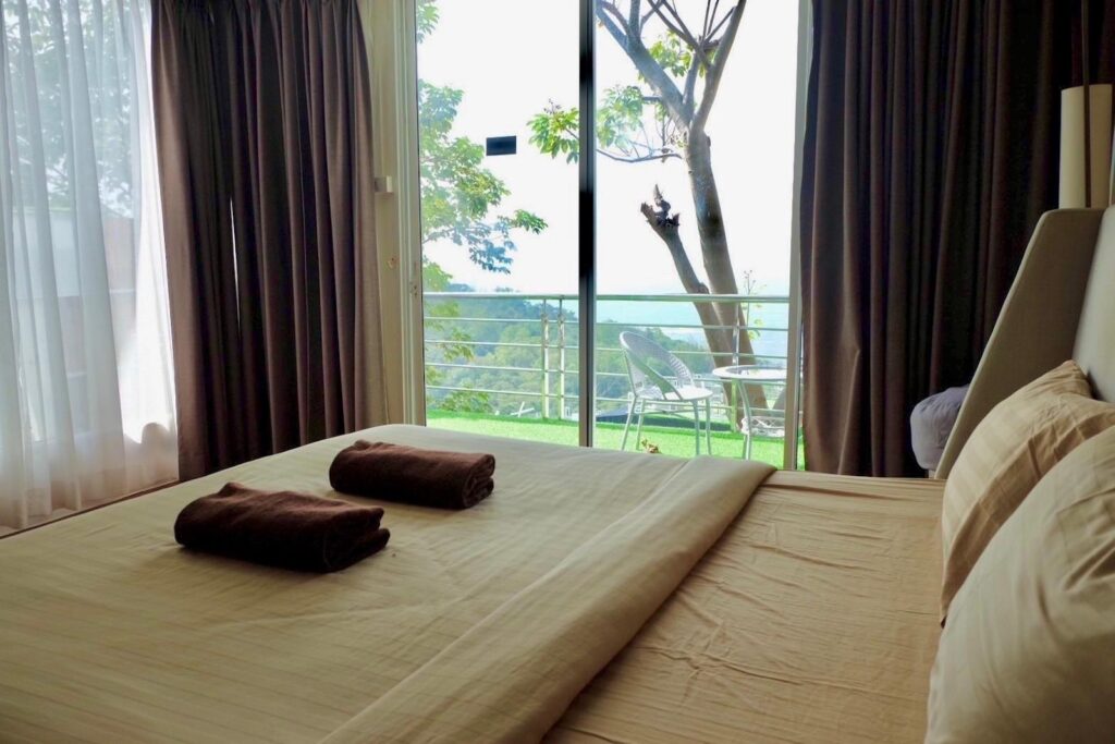 The-Resort-Angel-Hill-Deluxeroom-Bedroom-04