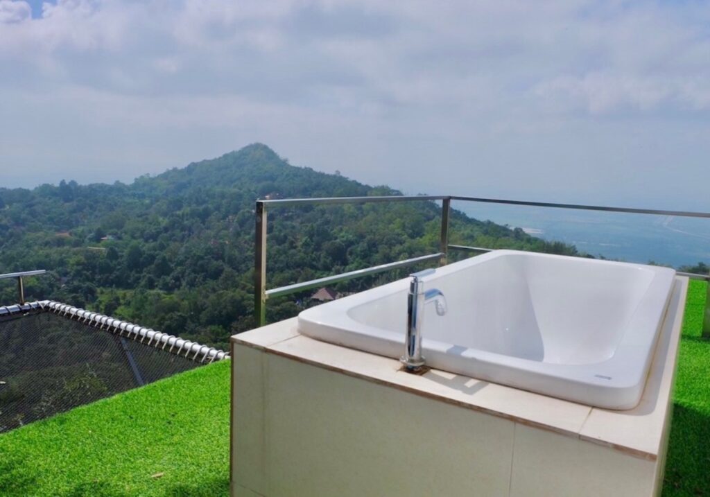 The-Resort-Angel-Hill-Premium-room-bathtub-01