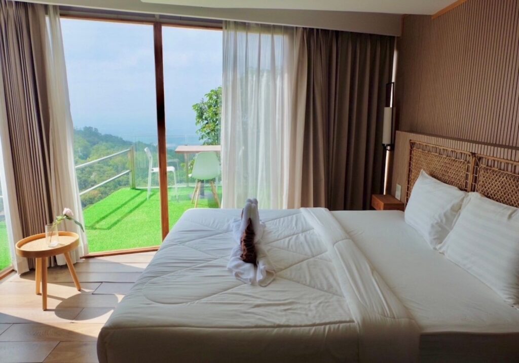 The-Resort-Angel-Hill-Premium-room-bedroom-02