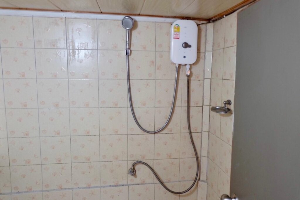 The-Resort-Angel-Hill-Standard-room-bathroom-02