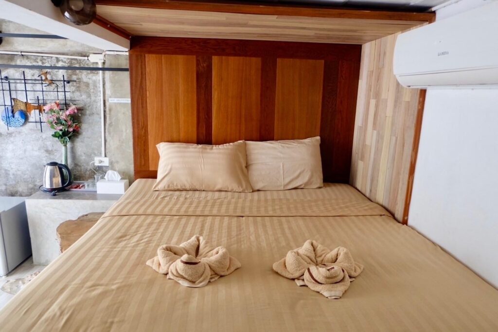 The-Resort-Angel-Hill-Standard-room-bedroom-02